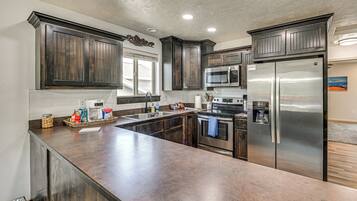 Fridge, microwave, stovetop, dishwasher
