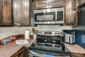 Refrigerador, microondas, placa de cocina, lavavajillas