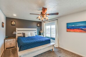 3 habitaciones, escritorio y tabla de planchar con plancha 