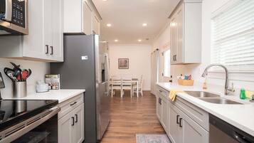 JÀÀkaappi, mikroaaltouuni, uuni, liesi