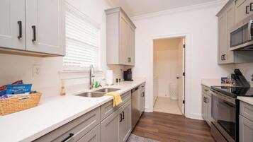 JÀÀkaappi, mikroaaltouuni, uuni, liesi