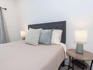 3 habitaciones, tabla de planchar con plancha, wifi y ropa de cama