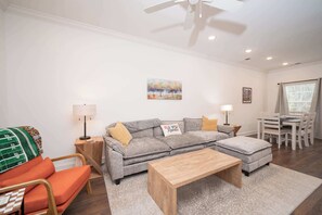 TV, offices - Fenway to First Down by Apex Short Term Stays (Oxford)