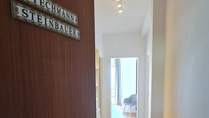 En gang med en trædør, der er mærket "WIECHMANN STEINBAUER".