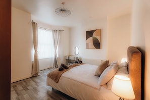 4 bedrooms, iron/ironing board, WiFi