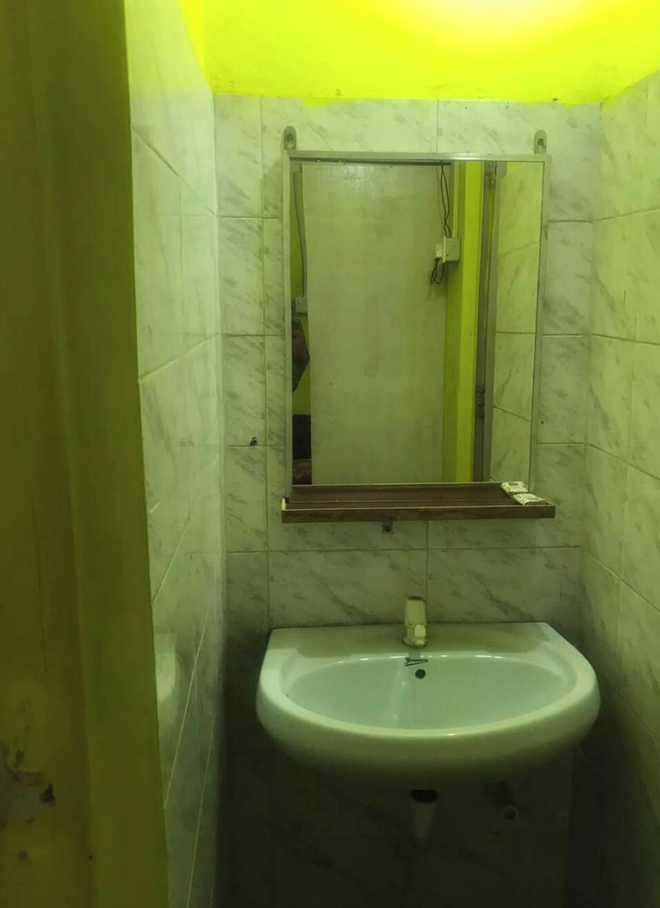Une salle de bain équipée d’un lavabo, d’un miroir et d’une cabine de douche.