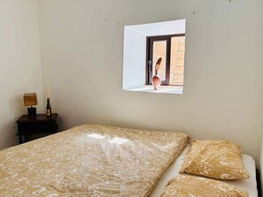 2 bedrooms, bed sheets - Casa Liberdade Low Cost Rustic Charm by the Sea (Lourinhã)