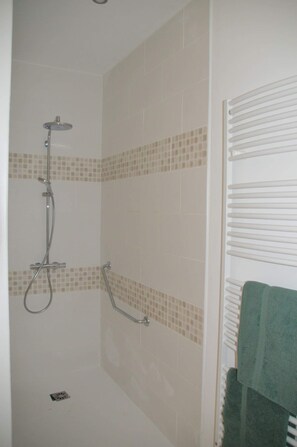 Sèche-cheveux, serviettes fournies