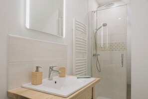 Sèche-cheveux, serviettes fournies