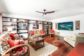 Ferienhaus, Mehrere Betten, Poolzugang, Meerblick (Heavens) | Wohnbereich | Fernseher