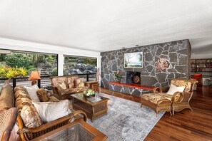 Interior - Great Ocean Views Private Pool Wifi Expanded Lanai! (Kailua-Kona)