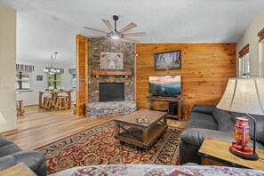 Smart TV, chimenea y futbolito 