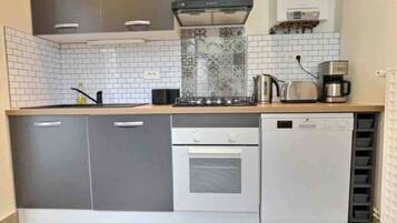 Micro-ondes, four, chaise haute