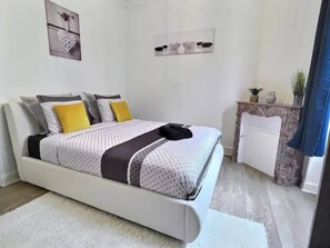 6 bedrooms, iron/ironing board, WiFi, bed sheets