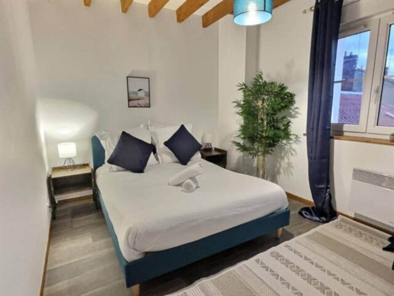 2 bedrooms, iron/ironing board, WiFi