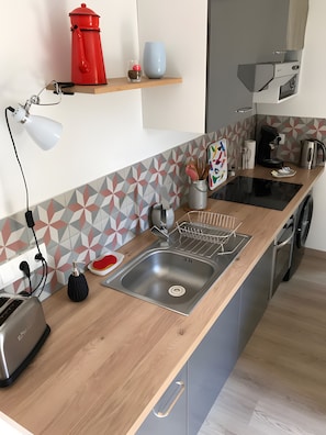 Frigorífico, microondas, horno y placa de cocina