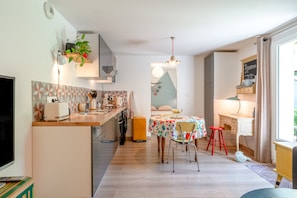 Frigorifero, microonde, forno, piano cottura