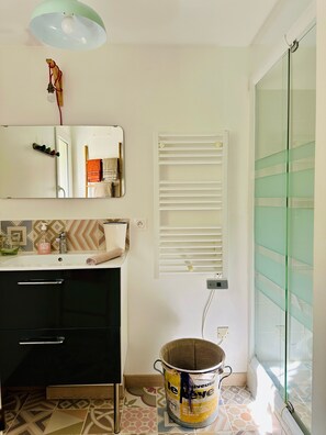 Dusche, Haartrockner, Handtücher