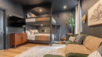 4 bedrooms, iron/ironing board, free WiFi, bed sheets