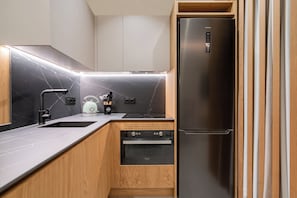 Apartamento, 2 habitaciones | Cocina privada | Microondas, placa de cocina y utensilios de cocina