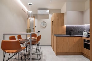 Apartamento, 2 habitaciones | Cocina privada | Microondas, placa de cocina y utensilios de cocina