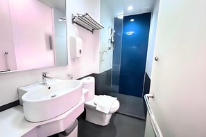 Quarto duplo luxo, vista para a cidade | Banheiro | Chuveiro, chuveiro com efeito de chuva, secador de cabelo 