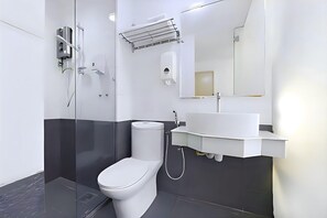 Standard Double Room | Bathroom | Shower, rainfall showerhead, hair dryer, toilet paper