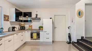 Jääkaappi, mikroaaltouuni, uuni, liesi