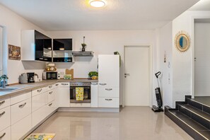 Frigorífic, microones, forn i placa de cuina 