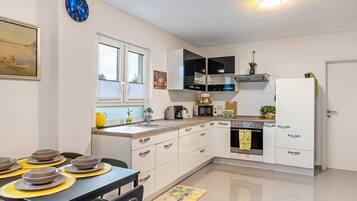 Jääkaappi, mikroaaltouuni, uuni, liesi