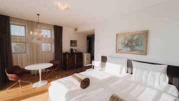 Panoramic-Suite, Hügelblick | Zimmersafe, laptopgeeigneter Arbeitsplatz, schallisolierte Zimmer