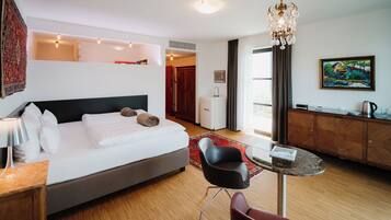 Comfort-Suite, Gartenblick | Zimmersafe, laptopgeeigneter Arbeitsplatz, schallisolierte Zimmer