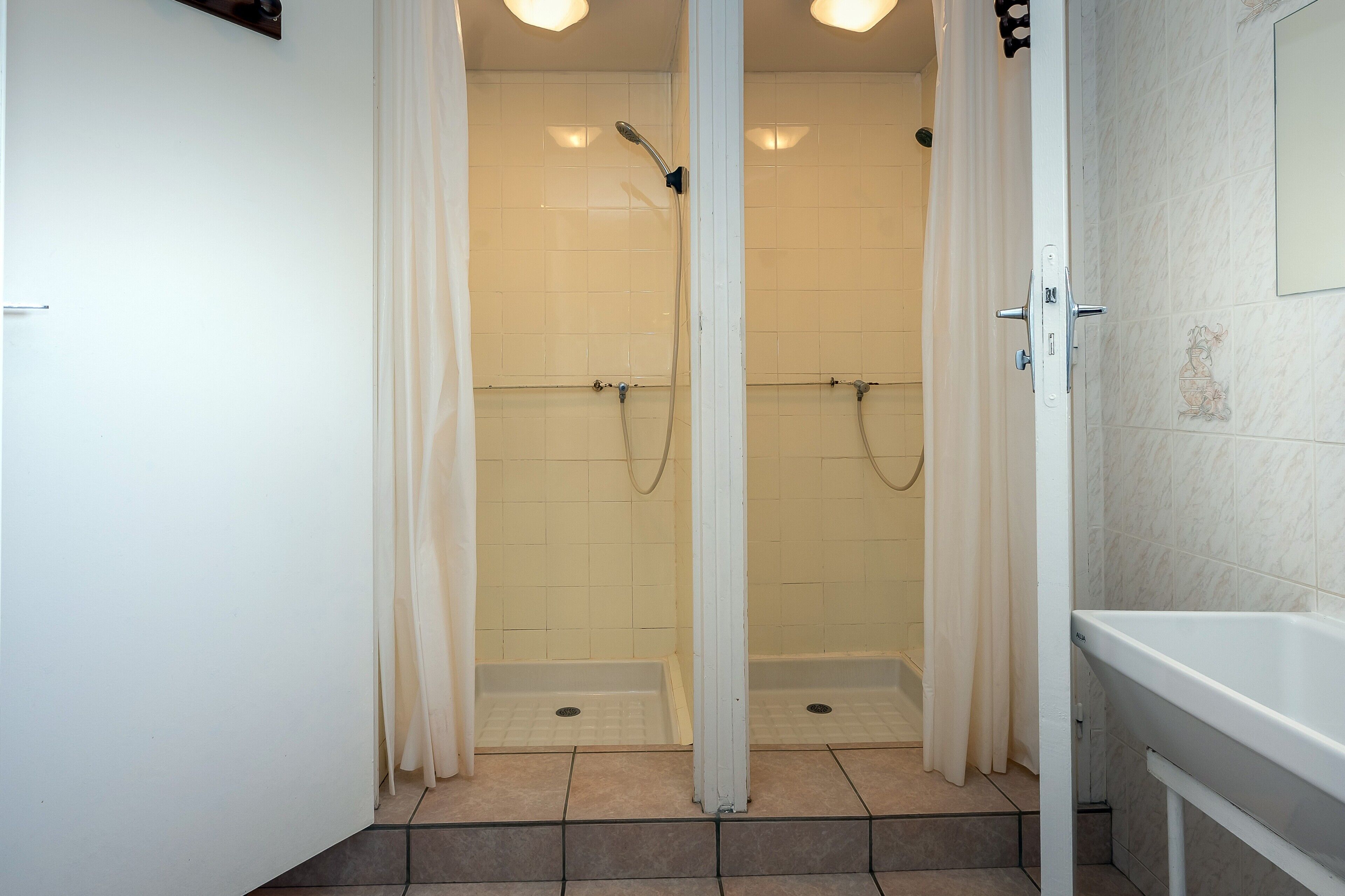 Een douche, gratis toiletartikelen, handdoeken