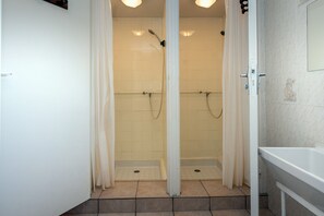 Regadera, amenidades de baño gratuitas, toallas 