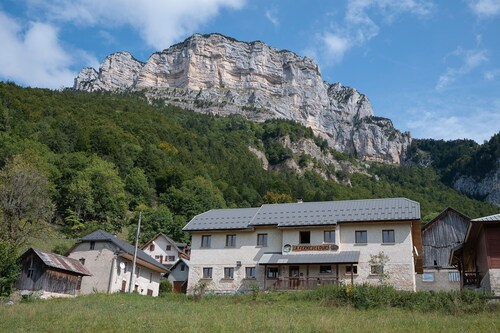 Cottage „La Ferme de l’Ours“ mit Bergblick, privater Terrasse und WLAN
