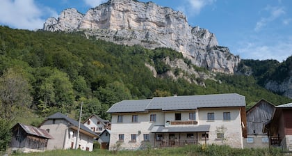 Cottage „La Ferme de l’Ours“ mit Bergblick, privater Terrasse und WLAN