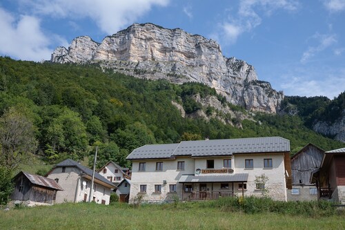 Cottage « La Ferme de l’Ours » avec vue sur la montagne, terrasse privée et Wi-Fi