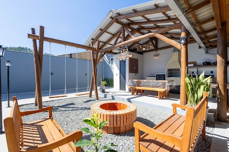 Outdoor dining. Comfortable and Sophisticated Accommodations Just Minutes From the Beach - VIL
