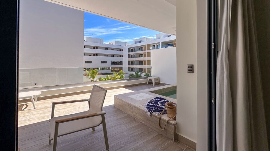 Beautiful Brand new Beach Condo w Picuzzi