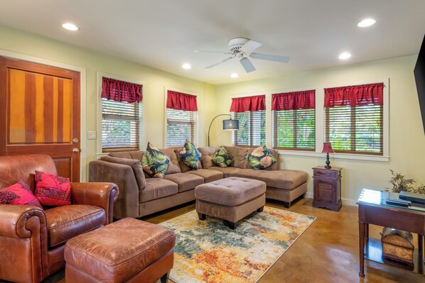 House, Multiple Beds, Pool Access, Partial Ocean View (Keiki Beach 6 at Kona Bay Estates) | Living area