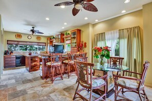 Casa, varias camas, acceso a la alberca, vista parcial al océano (Keiki Beach 6 at Kona Bay Estates) | Restaurantes