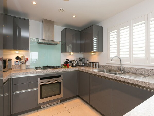 Dishwasher, cookware/dishes/utensils