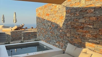 Suíte romântica, piscina particular, vista para o mar | Terraço/pátio