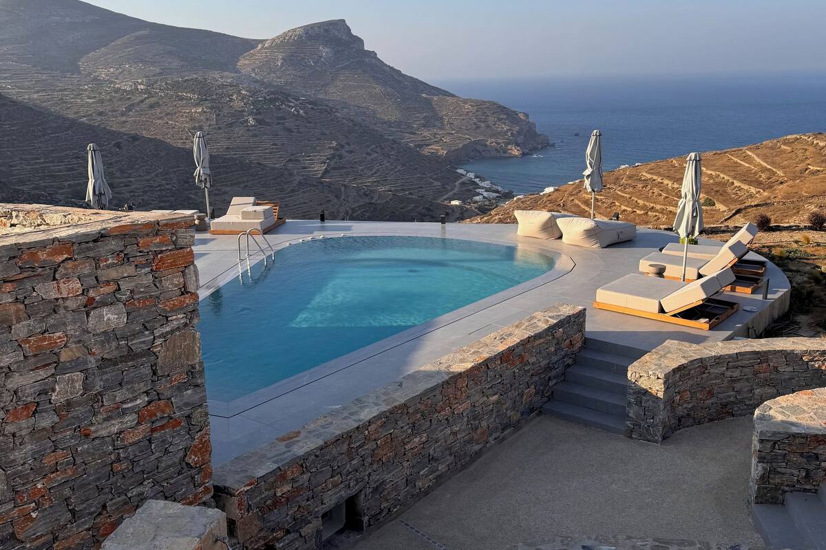 Ein Infinity-Pool mit Blick auf das Meer und die Berge.