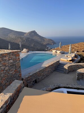 A infinity pool with a view of the sea and mountains. - Pentanemi Folegandros (Folegandros)