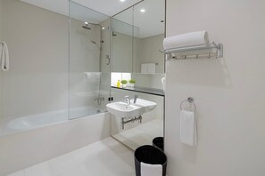 Asciugacapelli, bidet, asciugamani, sapone