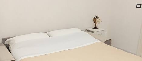 1 slaapkamer, een strijkplank/strijkijzer, wifi, beddengoed