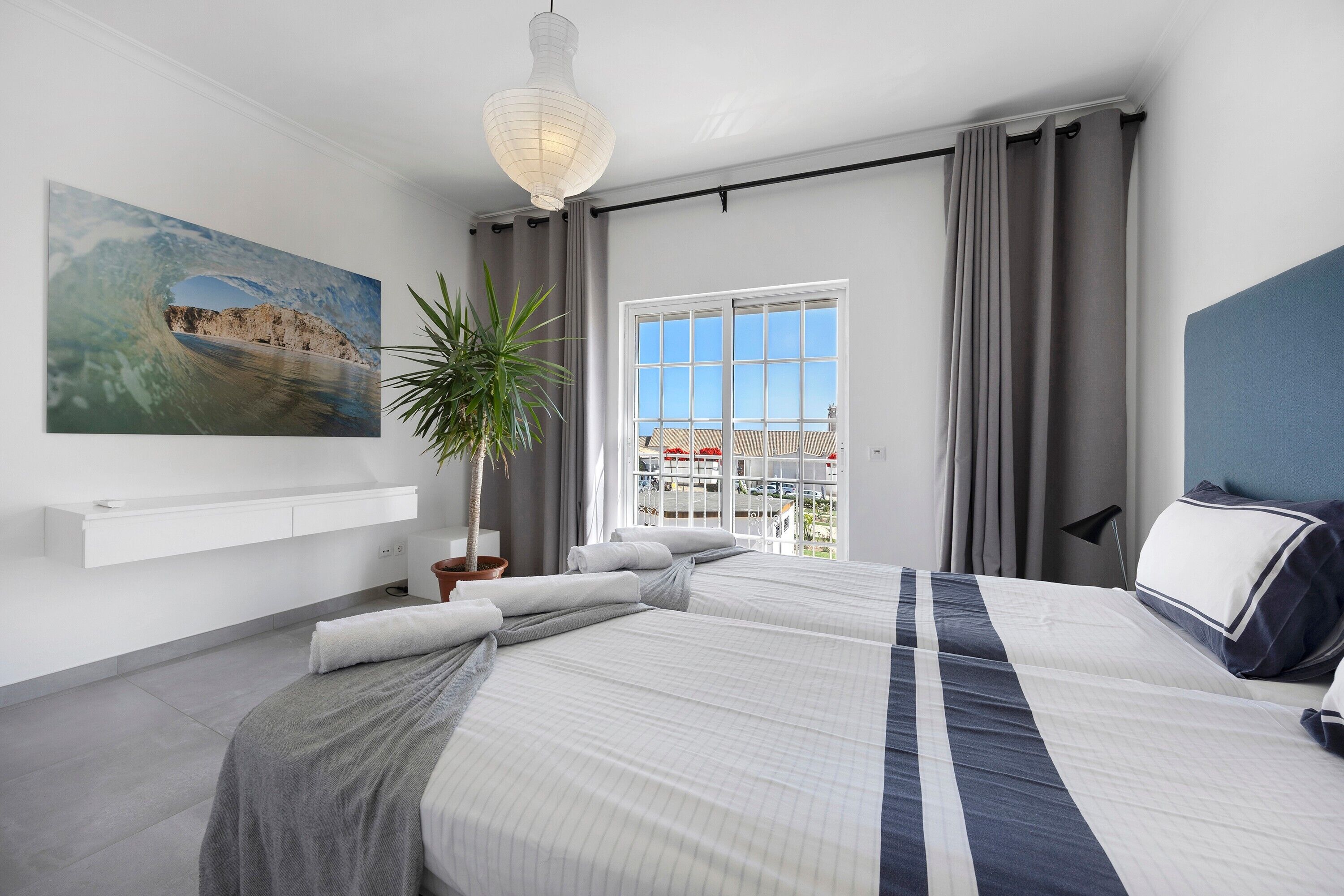 3 habitaciones, tabla de planchar con plancha, wifi y ropa de cama 