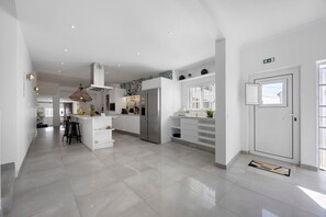 Kylskåp, mikrovågsugn, ugn och spishäll