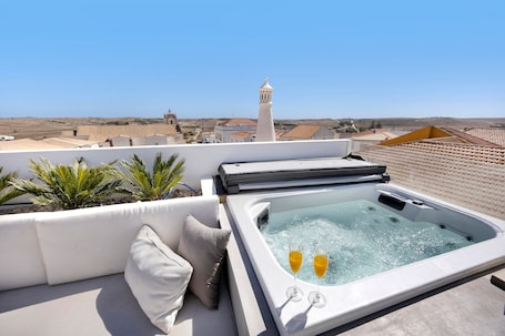 Outdoor spa tub. Holiday Home 'Surfer’s Sanctuary - Algarve' with Mountain View, Wi-Fi and Air Conditioning